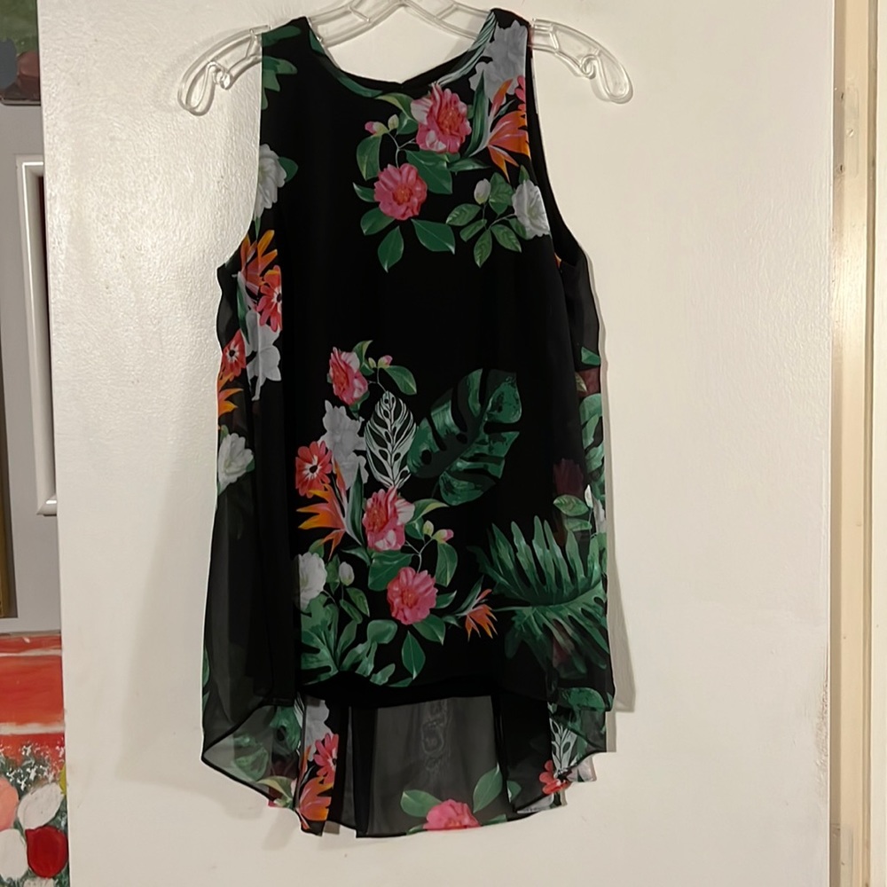 Vince Camuto sleeveless chiffon overlay black tank lining.